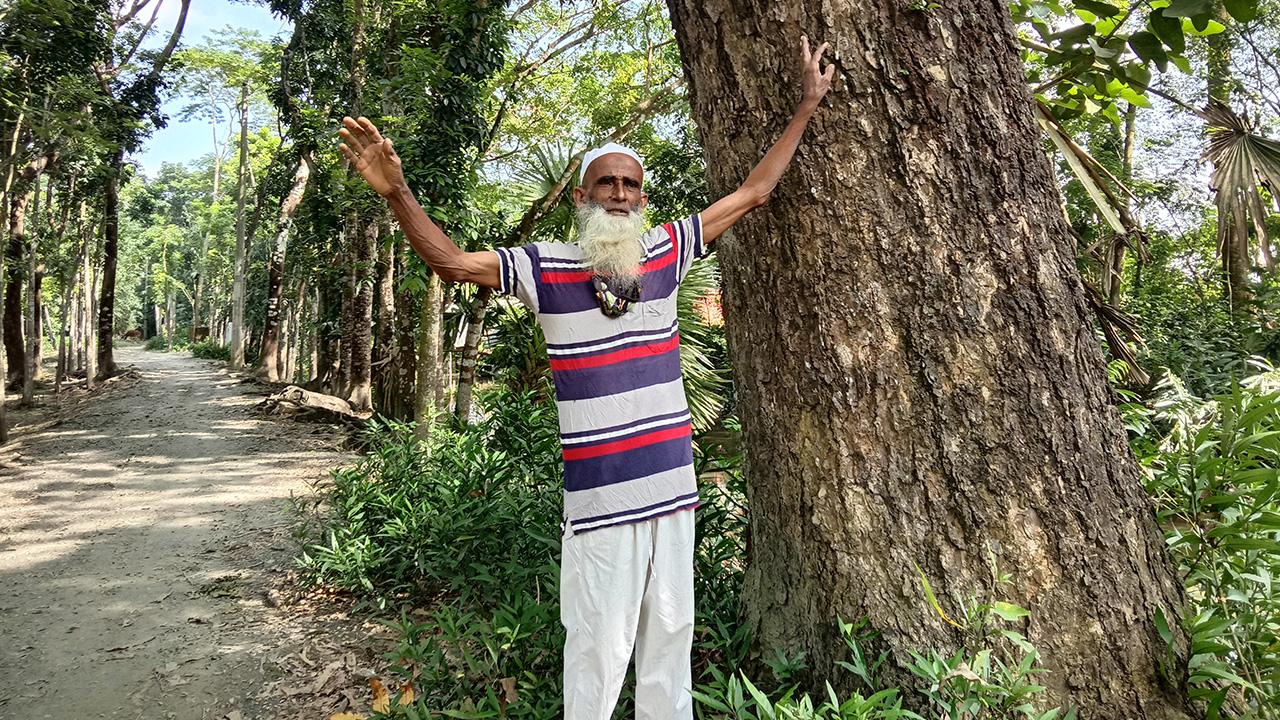 বৃক্ষপ্রেমিক সিরাজুল ইসলাম। ছবি : কালবেলা