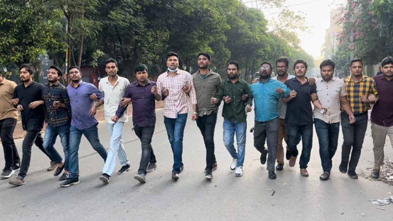 রাজধানীর সায়েন্স ল্যাবরেটরি এলাকায়  ছাত্রদলের বিক্ষোভ মিছিল। ছবি : কালবেলা