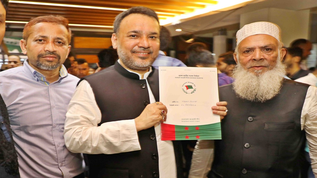 ঝিনাইদহ-১ (শৈলকুপা) আসনে আওয়ামী লীগের দলীয় মনোনয়ন ফরম জমা দিলেন দুলাল বিশ্বাস। ছবি : কালবেলা