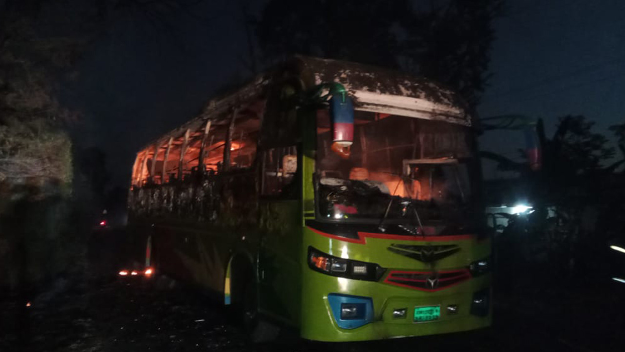 রাজশাহীতে যাত্রীবাহী বাসে পেট্রলবোমা নিক্ষেপ। ছবি : কালবেলা