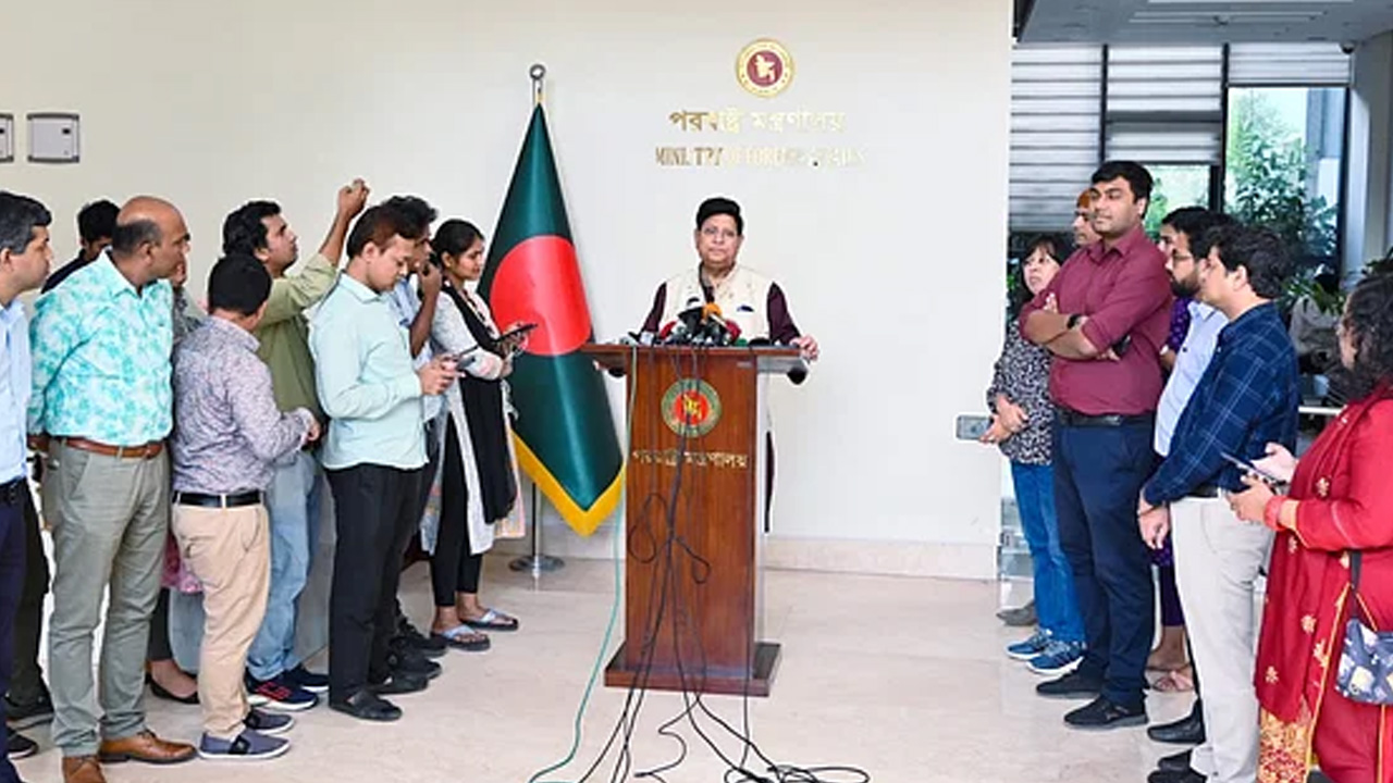 পররাষ্ট্রমন্ত্রী এ কে আব্দুল মোমেন মন্ত্রণালয়ে সমসাময়িক বিষয়ে সাংবাদিকদের সঙ্গে কথা বলেন। ছবি : সংগৃহীত