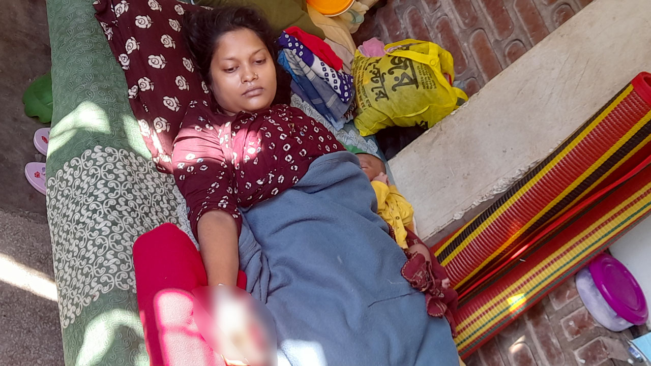 ভুক্তভোগী নারী রিতা আক্তার বর্তমানে রামেক হাসপাতালে চিকিৎসাধীন। ছবি : কালবেলা
