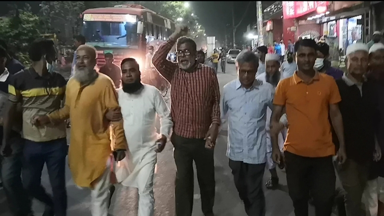 মুগদা বিশ্ব রোডে মৎস্যজীবী দলের মিছিল। ছবি : সংগৃহীত