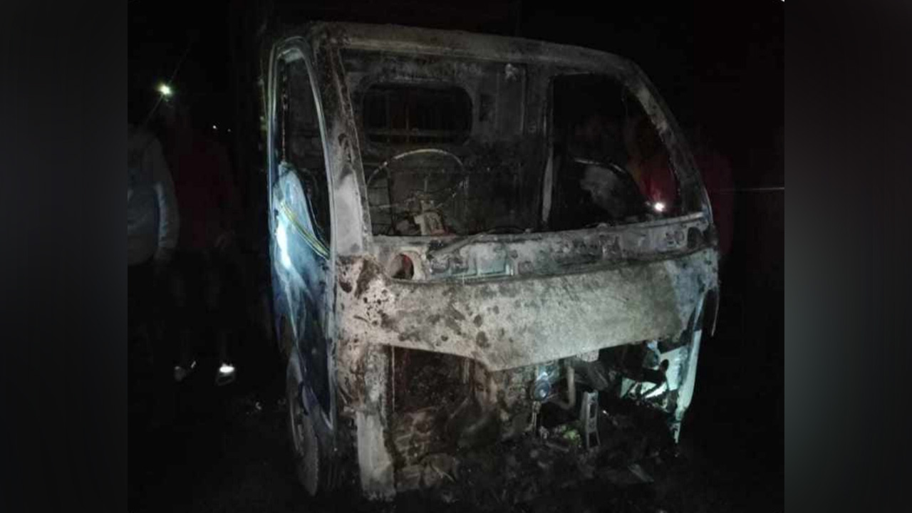 নেত্রকোনার কেন্দুয়ায় হাঁসভর্তি পিকআপে আগুন। ছবি : কালবেলা