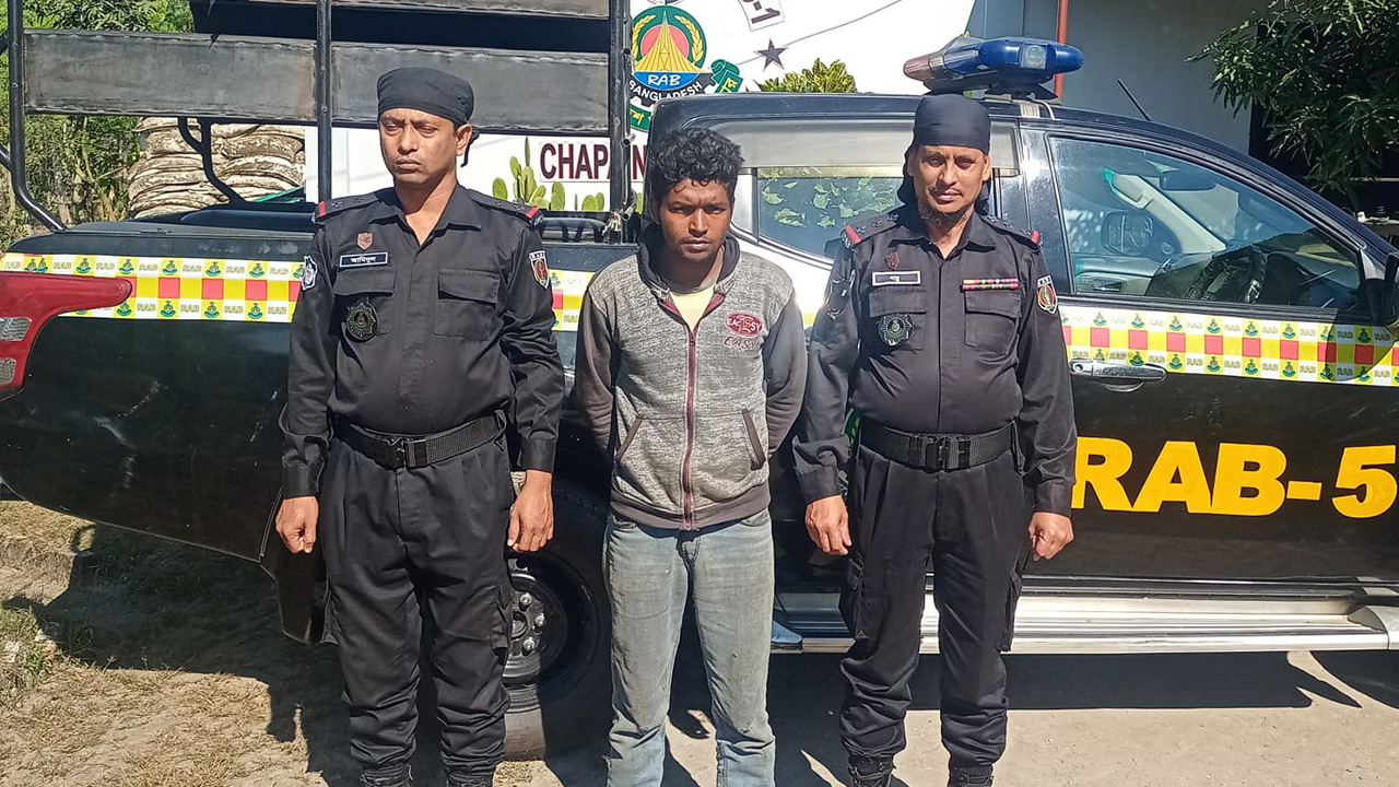 চাঁপাইনবাবগঞ্জের মহারাজপুরে বিপুল পরিমাণ গান পাউডারসহ একজন আটক। ছবি : কালবেলা