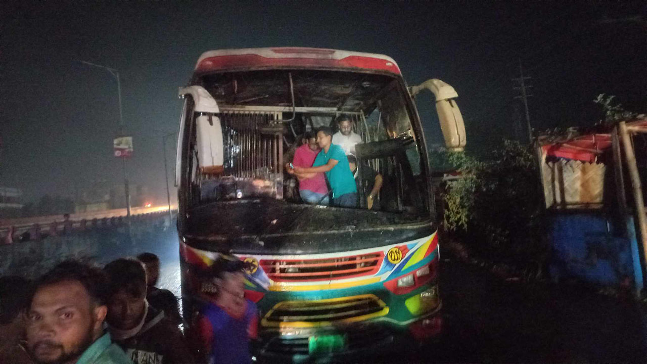 যাত্রীবাহী বাসে আগুন দিয়েছে দুর্বৃত্তরা। ছবি : কালবেলা