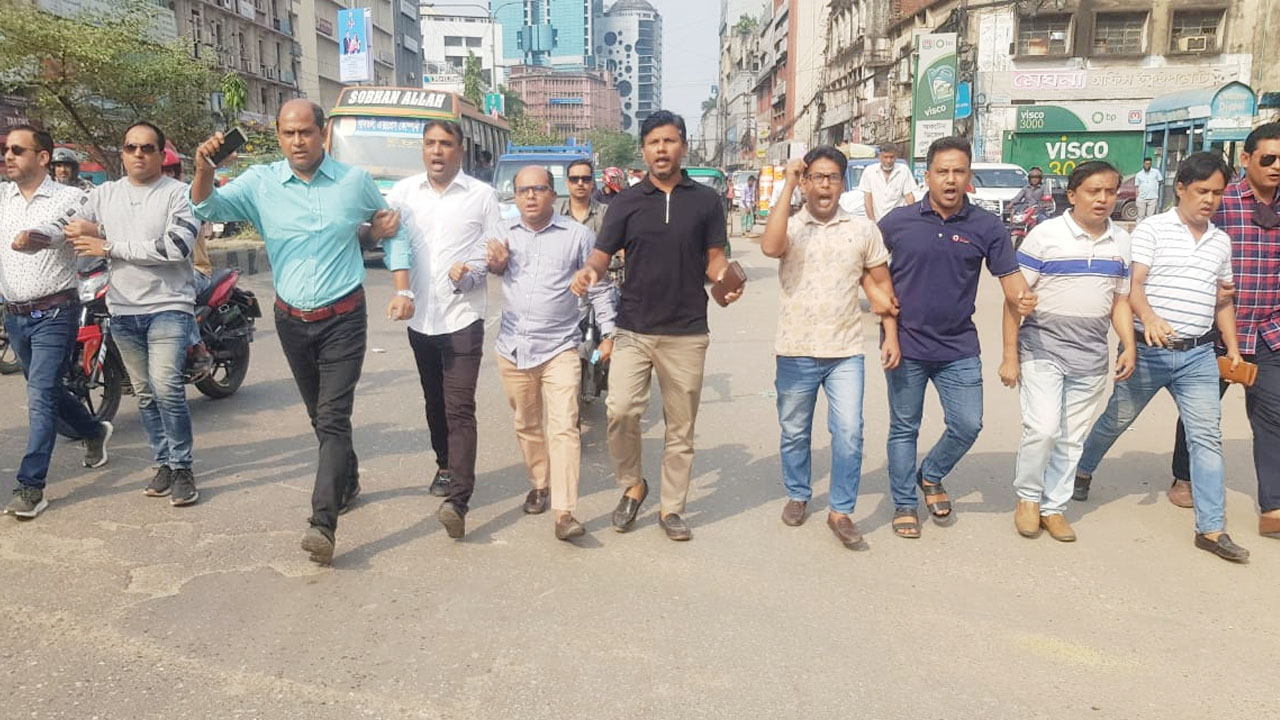 হরতালের সমর্থনে মতিঝিলে যুবদলের বিক্ষোভ। ছবি : কালবেলা