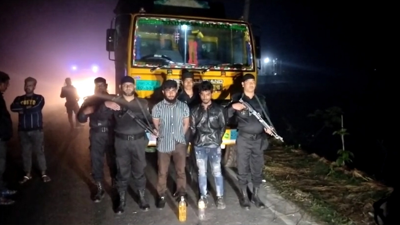 উপকরণসহ আটক যুবকরা। ছবি : কালবেলা