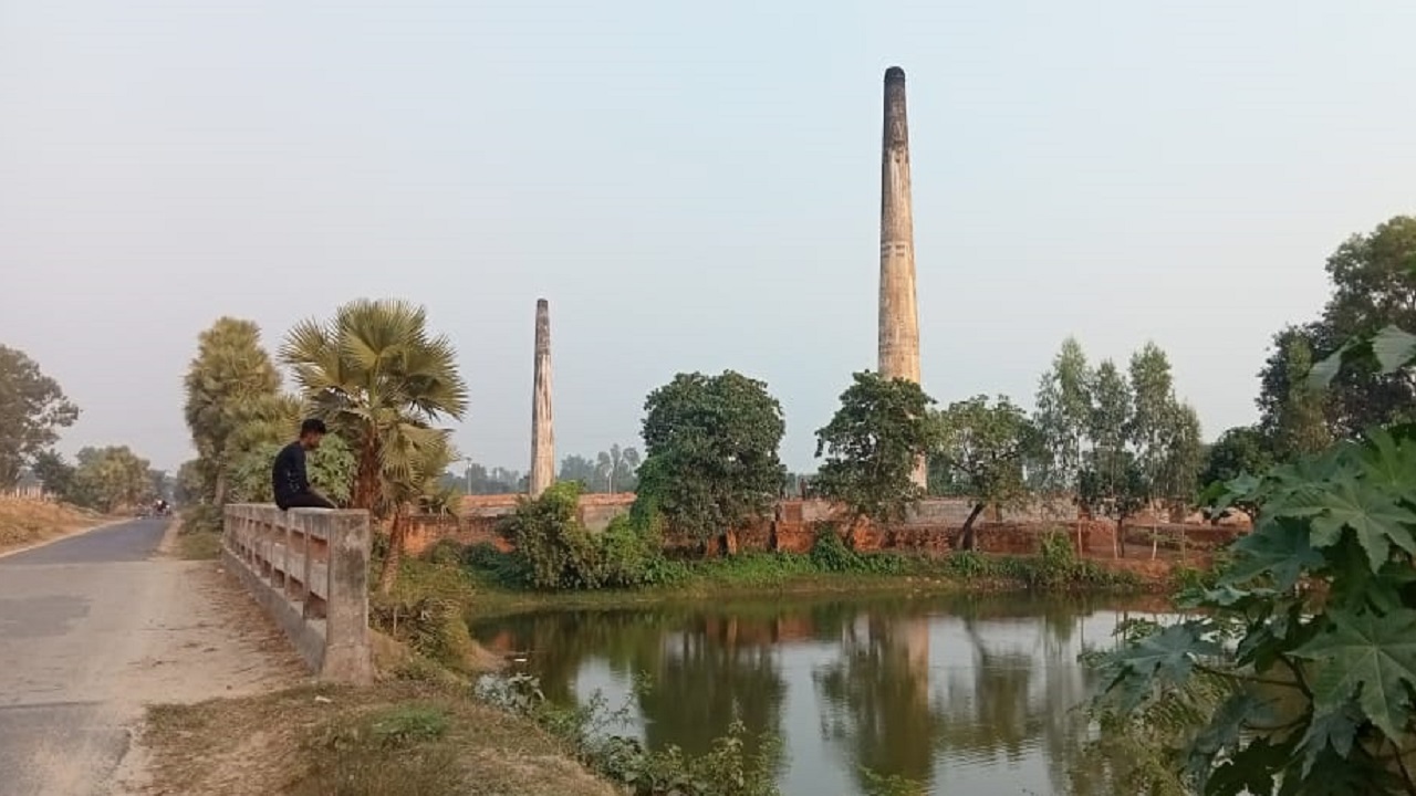 মিঠাপুর ইউনিয়নের সরাইবাড়ী বুড়িগঞ্জে পাশাপাশি দাঁড়িয়ে থাকা আদিল ব্রিক্স ও এমবিএফ ব্রিক্সের চিমনি। ছবি : কালবেলা