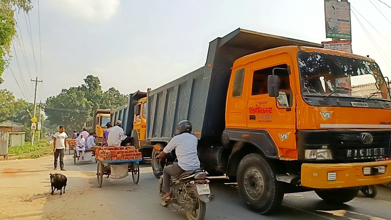 খানসামা উপজেলার খানসামা-দারোয়ানী আঞ্চলিক মহাসড়ক দাপিয়ে চলছে ডাম্প ট্রাক। ছবি : কালবেলা