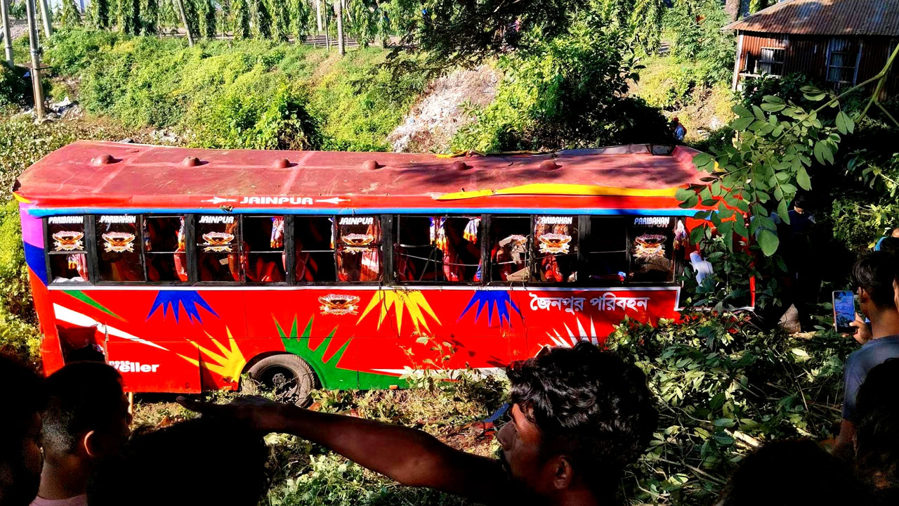 পথচারীকে চাপা দিয়ে বাস খাদে। ছবি : কালবেলা