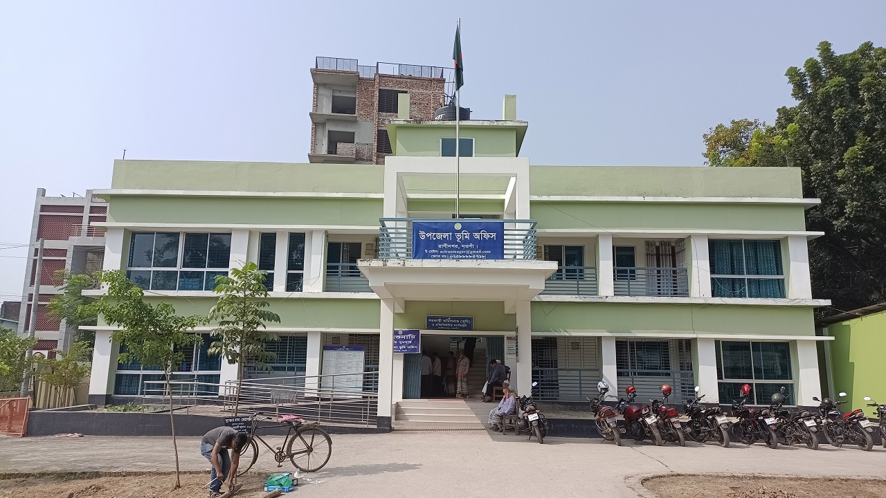 রাণীনগর উপজেলা ভূমি অফিস। ছবি : কালবেলা