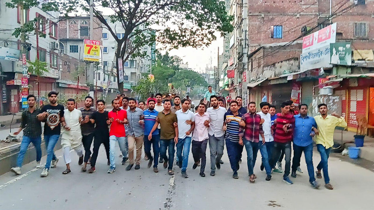 রাজধানীর সায়েদাবাদে বিক্ষোভ মিছিল করেছে জাতীয়তাবাদী ছাত্রদলের নেতাকর্মীরা। ছবি : কালবেলা
