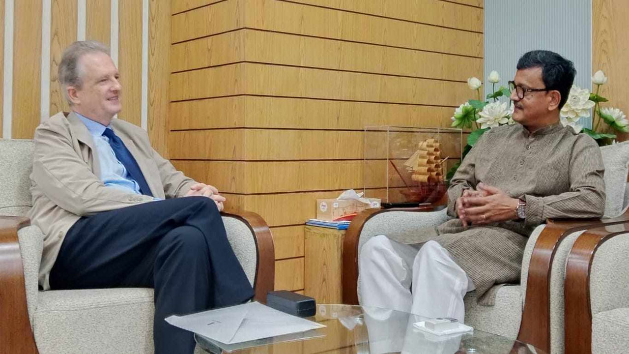 বাংলাদেশস্থ স্পেনের রাষ্ট্রদূত ফ্রানসিস্কো দ্যা আসিস বেনিতেজ সালাহর সঙ্গে সাক্ষাৎ করেছেন নৌপরিবহন প্রতিমন্ত্রী খালিদ মাহমুদ চৌধুরী। ছবি কালবেলা