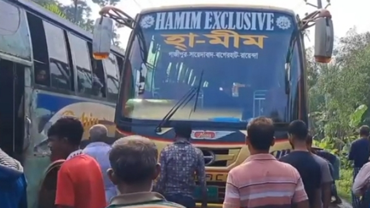 দুর্ঘটনাকবলিত বাস রেখে পালিয়ে যান চালক। ছবি : কালবেলা