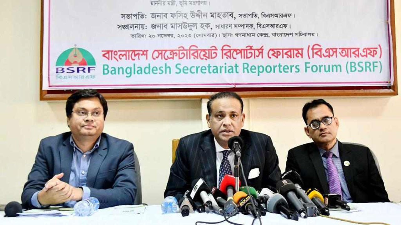 স্মার্ট ভূমি সেবাবিষয়ক কর্মশালায় কথা বলছেন ভূমিমন্ত্রী মো. সাইফুজ্জামান চৌধুরী। ছবি কালবেলা