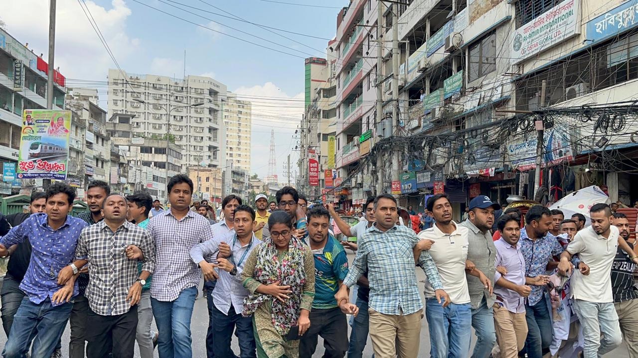 সরকারের পদত্যাগের দাবিতে দেশব্যাপী চলমান ৪৮ ঘণ্টা হরতালের সমর্থনে রাজধানীতে বিক্ষোভ মিছিল করেছে ছাত্রদলের নেতাকর্মীরা। ছবি : কালবেলা