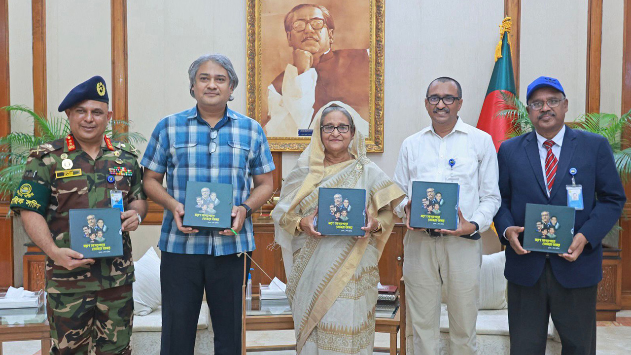 ‘মরণ সাগরপারে তোমরা অমর’- শীর্ষক ব্যতিক্রমী প্রকাশনার মোড়ক উন্মোচন করলেন প্রধানমন্ত্রী। ছবি : কালবেলা