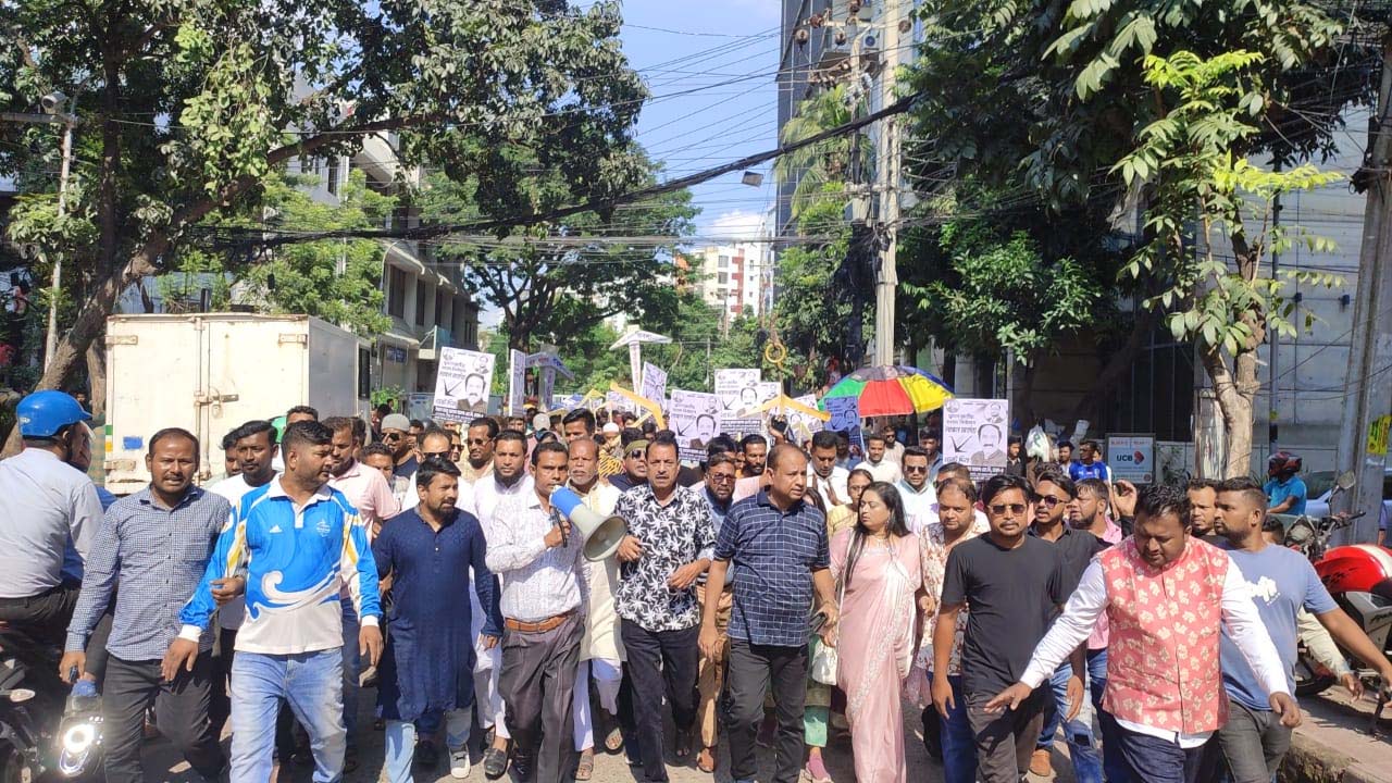 দলীয় নেতাকর্মীদের সঙ্গে নিয়ে মনোনয়নপত্র কিনতে যান জাপার কো-চেয়ারম্যান সৈয়দ আবু হোসেন বাবলা। ছবি : কালবেলা