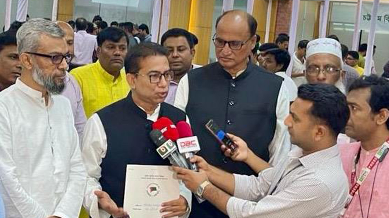 চট্টগ্রাম-১৫ আসনে আওয়ামী লীগের মনোনয়নপত্র কিনেছেন দলটির ত্রাণ ও সমাজকল্যাণ সম্পাদক আমিনুল ইসলাম আমিন। ছবি : কালবেলা