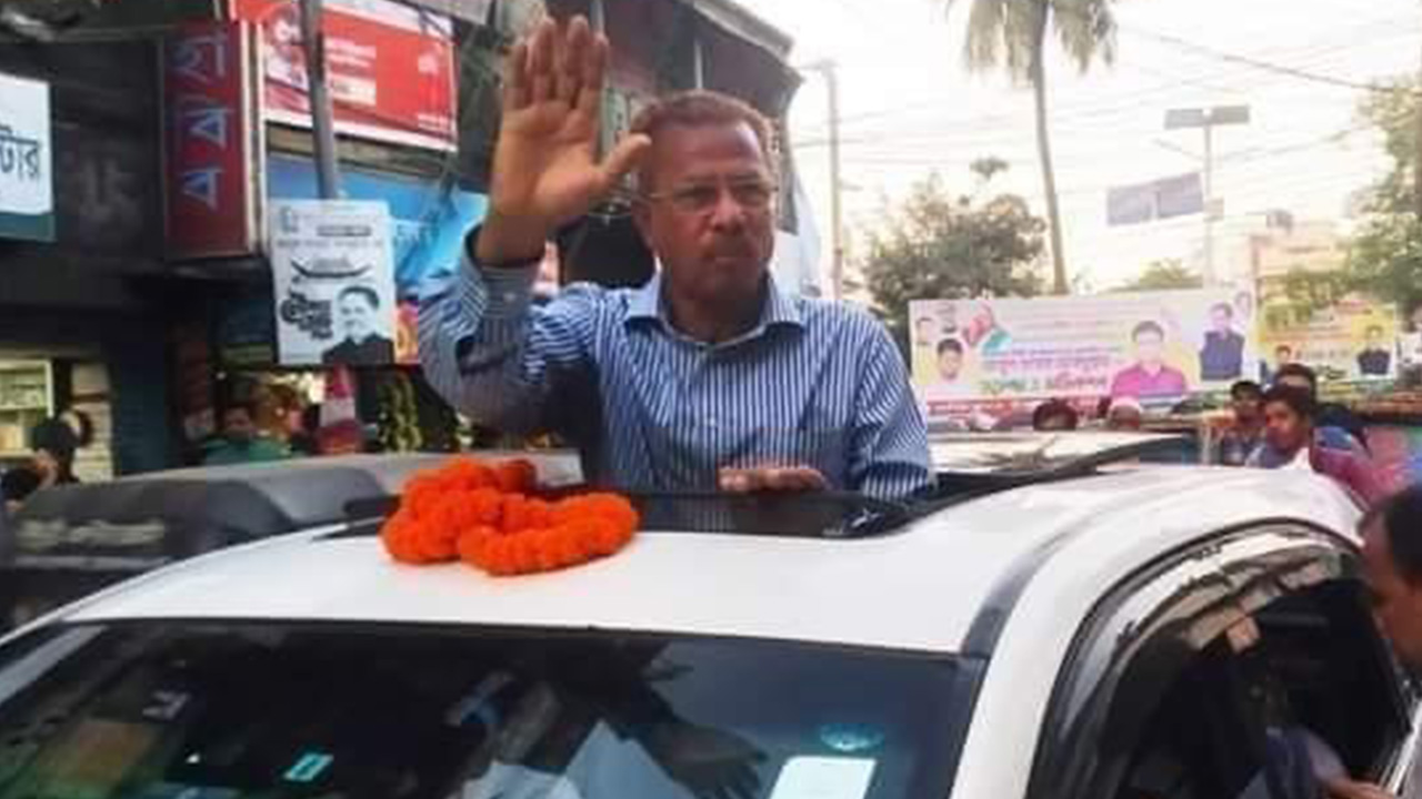 কারামুক্ত হয়ে বরিশাল দক্ষিণ জেলা বিএনপির আহ্বায়ক আবুল হোসেন খান। ছবি : কালবেলা