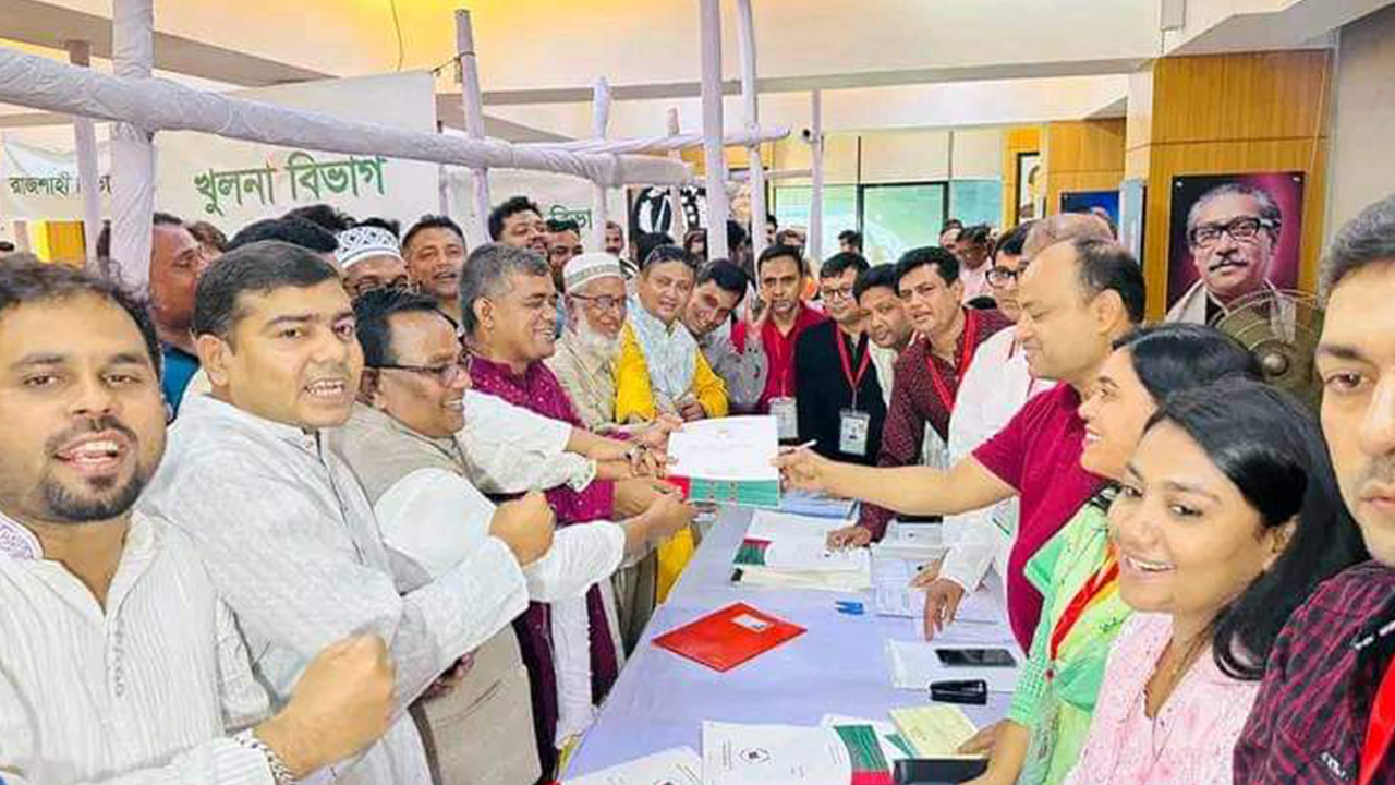 বাগেরহাট-৪ আসনে মনোনয়নপত্র জমা দিলেন বদিউজ্জামান সোহাগ। ছবি : কালবেলা