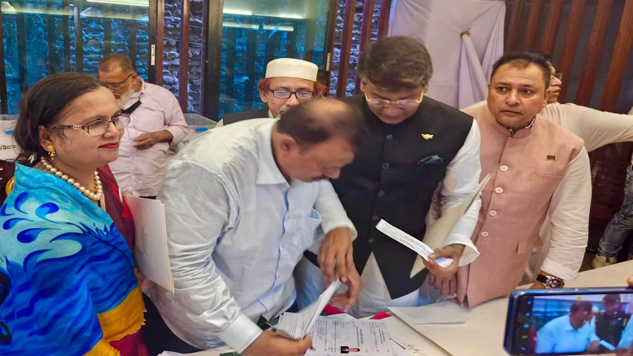 মনোনয়নপত্র জমা দিয়েছেন জেলা আওয়ামী লীগের সহসভাপতি শফিকুল ইসলাম শিমুল। ছবি : কালবেলা