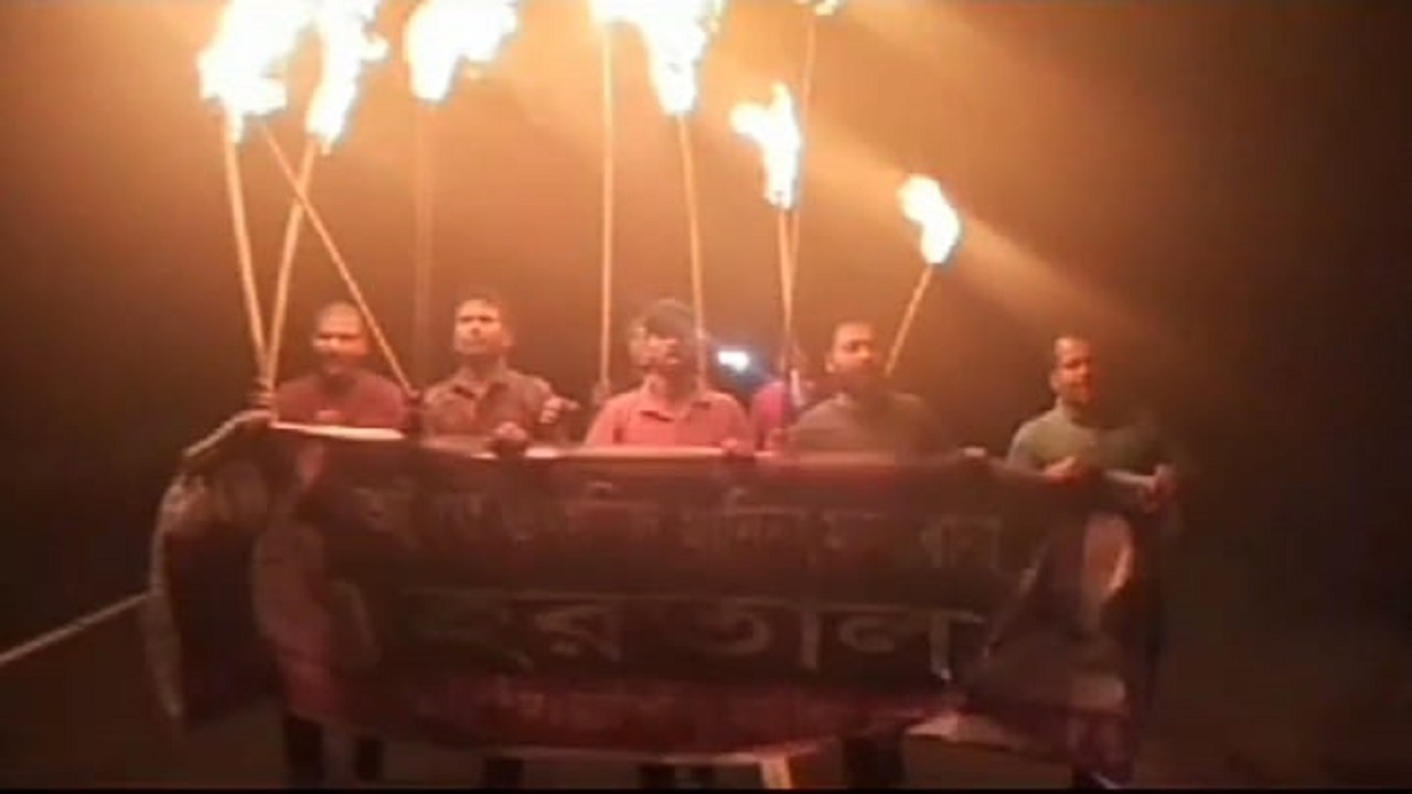 সন্ধ্যায় মশাল মিছিল করে ছাত্রদলের নেতাকর্মীরা। ছবি : কালবেলা
