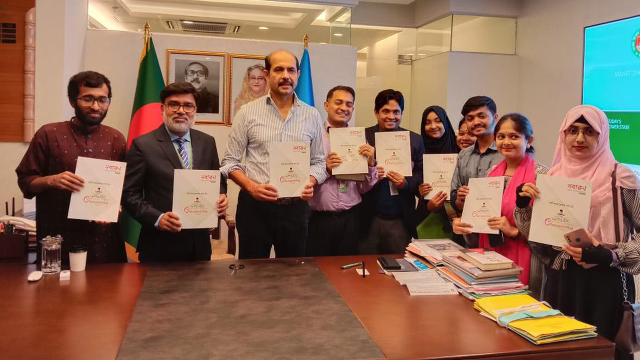 শেখ রাসেল ২য় এমআইইউডিসি জাতীয় বিতর্ক প্রতিযোগিতা ২০২৩-এর স্মারক গ্রন্থের ‘নবারুন’ মোড়ক উন্মোচন। ছবি : কালবেলা