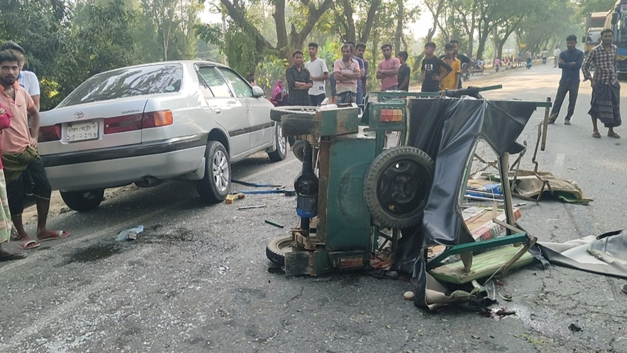 সিরাজগঞ্জের উল্লাপাড়ায় ব্যাটারিচালিত অটোরিকশা ও প্রাইভেটকারের সংঘর্ষ, নিহত ২। ছবি : কালবেলা