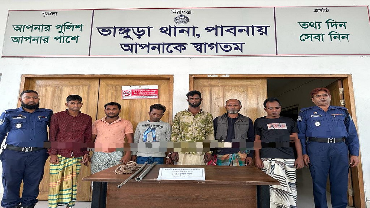 ডাকাতি করে পালানোর সময় আটক ৬ ডাকাত। ছবি : কালবেলা