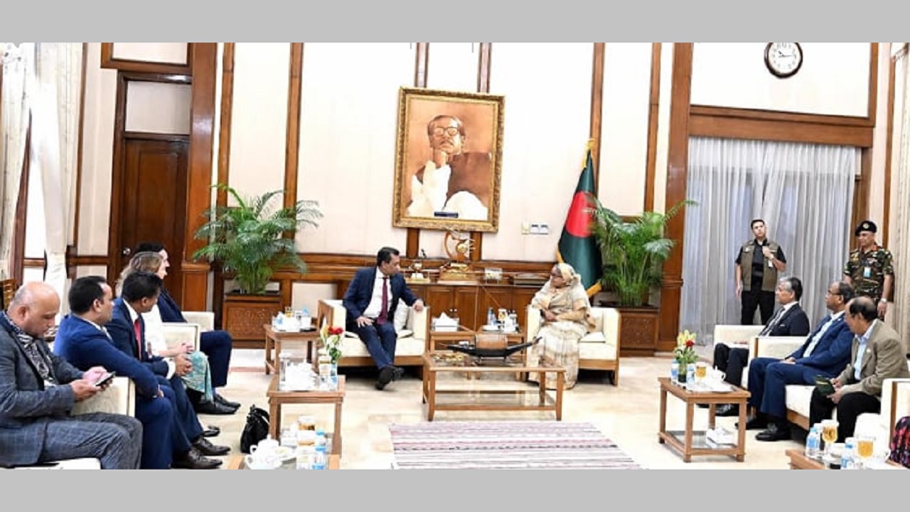 স্কটল্যান্ডের ছয় সদস্যের একটি প্রতিনিধি দল প্রধানমন্ত্রী শেখ হাসিনার সঙ্গে গণভবনে সাক্ষাৎ করেছেন। ছবি : সংগৃহীত
