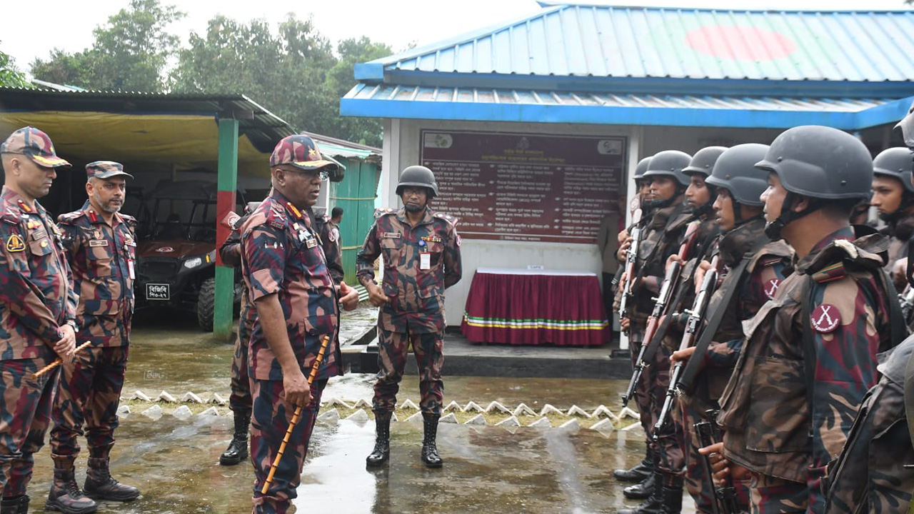 মিয়ানমার সীমান্ত পরিদর্শনে বিজিবির মহাপরিচালক। ছবি : কালবেলা