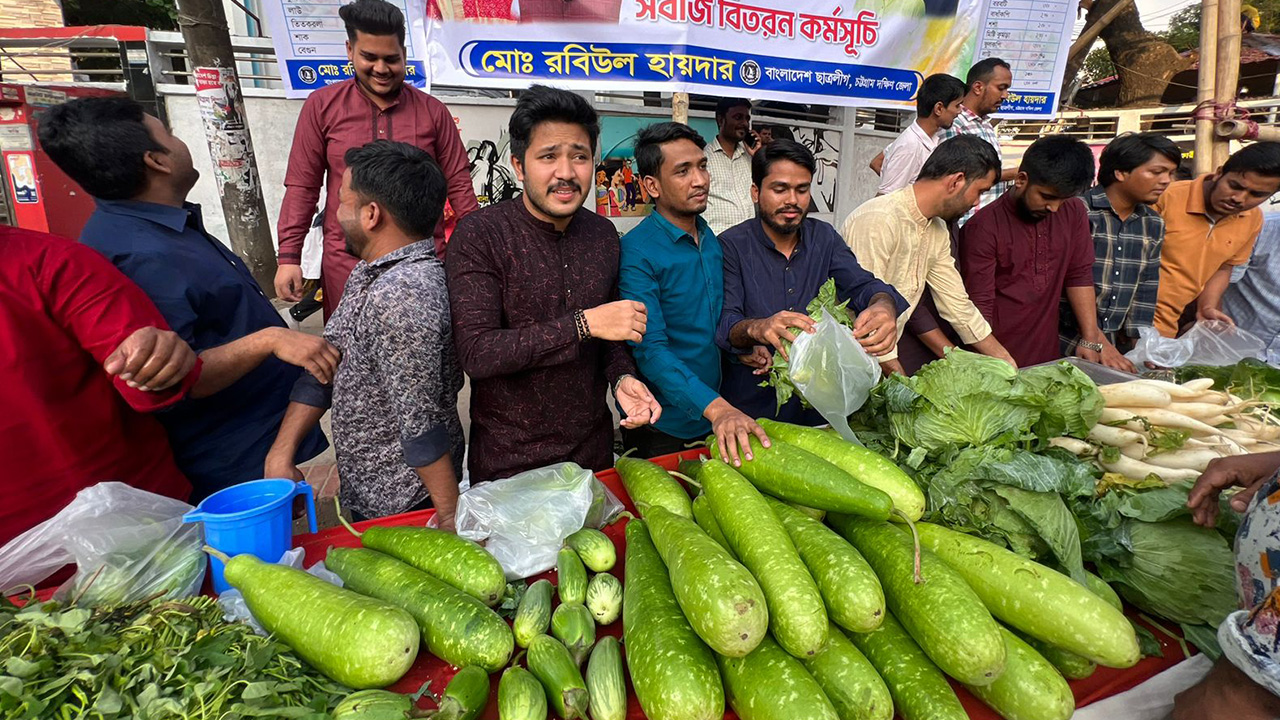 চট্টগ্রামে ছাত্রলীগের ন্যায্যমূল্যে সবজি বিক্রি। ছবি : কালবেলা