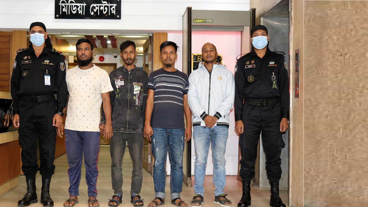 মিরপুরের কালশীতে বসুমতি পরিবহনের একটি বাস পুড়িয়ে দেওয়ার ঘটনায় চারজনকে গ্রেপ্তার করেছে র‌্যাব। ছবি : কালবেলা