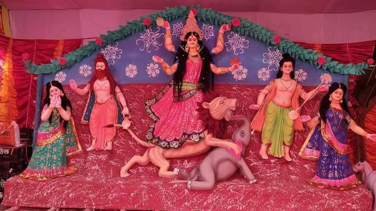 জগদ্ধাত্রী পূজার মণ্ডপে প্রতিমা। ছবি : কালবেলা