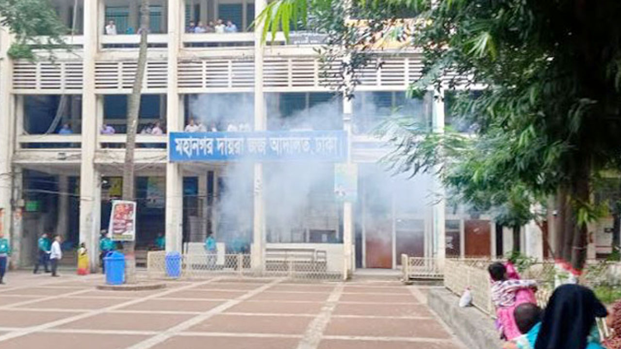 আদালতে ককটেল বিস্ফোরণের পরে তোলা ছবি। (সংগৃহীত)