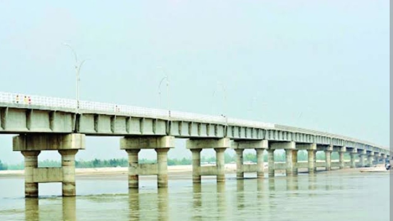 তিস্তা সড়ক সেতুর নিচে পানিতে ভাসমান অবস্থায় মরদেহটি উদ্ধার করে পুলিশ। ছবি : কালবেলা