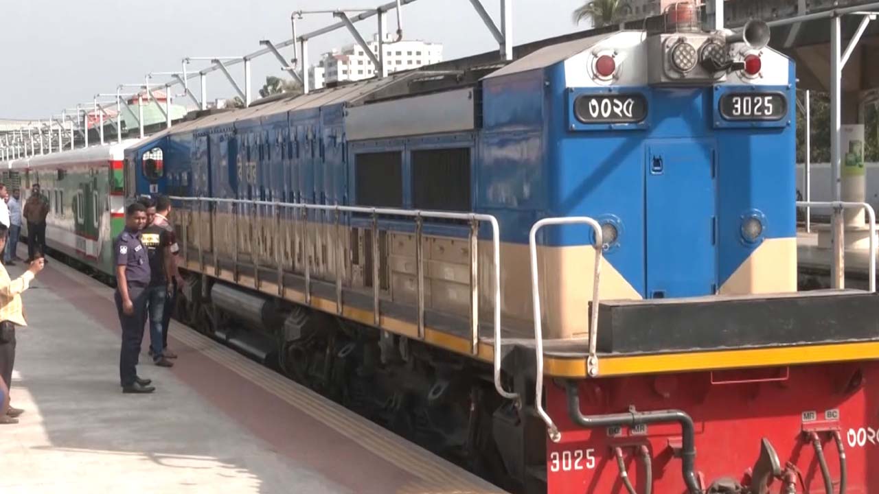 রাজধানী থেকে পর্যটন নগরী কক্সবাজারগামী প্রথম ট্রেনটির নামকরণ করা হয়েছে ‘কক্সবাজার এক্সপ্রেস’। ছবি : সংগৃহীত
