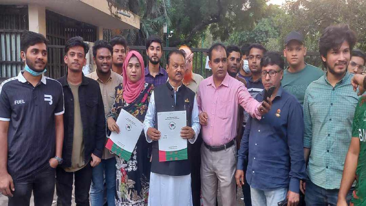 মনোনয়ন ফরম জমা দিয়েছেন হাজী রহিম উল্যাহ ও পারভিন আক্তার। ছবি : কালবেলা