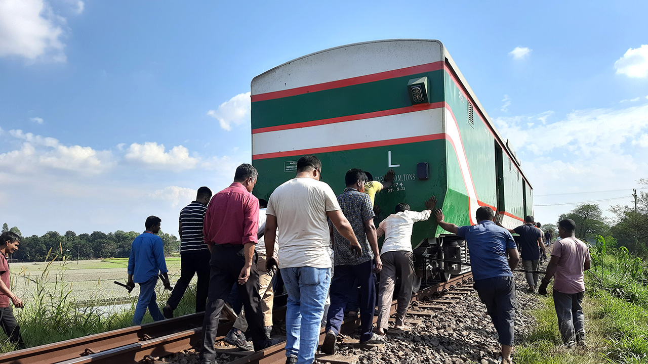 টাঙ্গাইলে লাইনচ্যুত রংপুর এক্স‌প্রেস। ছবি : কালবেলা