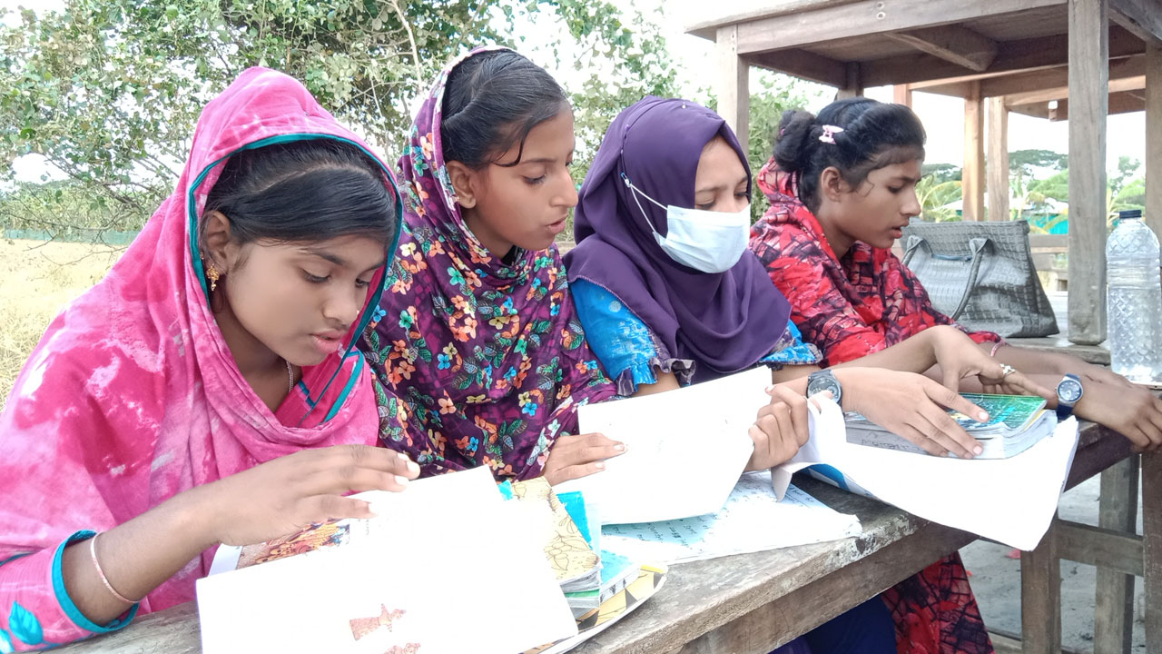 খোলা জায়গায় বেঞ্চ পেতে চলছে পাঠদান। ছবি : কালবেলা