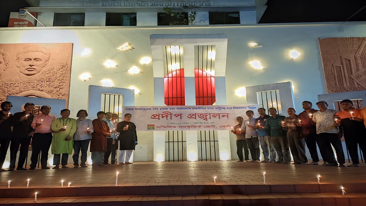 নিহতদের স্মরণে সবাই দাঁড়িয়ে এক মিনিট নীরবতা পালন করেন। ছবি : কালবেলা