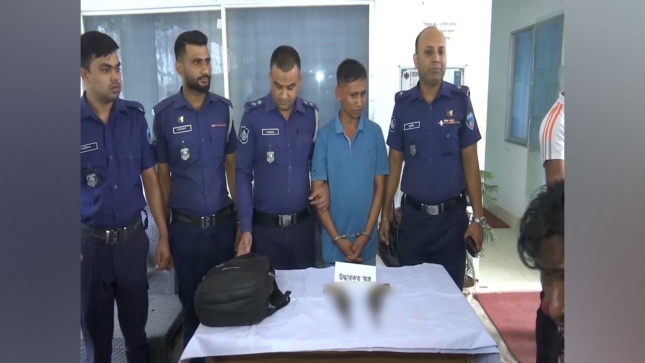 মো. আরিফ উল্লাহকে দেশে তৈরি দুটি এলজি বন্দুকসহ হাতেনাতে আটক করে পুলিশ। ছবি : কালবেলা