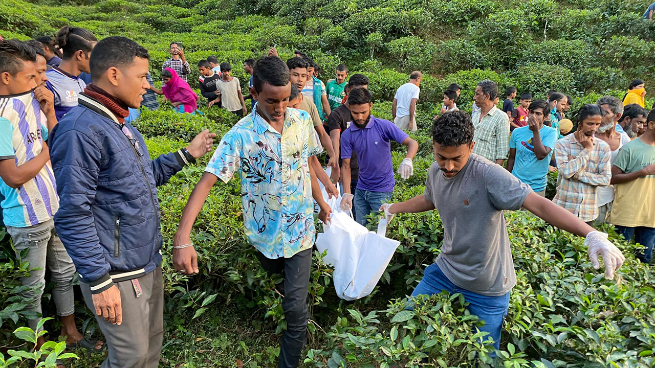 সিলেট নগরীর পাঠানটুলাস্থ আলী বাহার চা বাগান থেকে সিতেশ চন্দ গোপ নামের এক যুবকের লাশ উদ্ধার। ছবি : কালবেলা