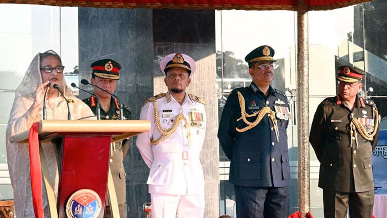 প্রধানমন্ত্রী শেখ হাসিনা মঙ্গলবার বিকেলে ঢাকা সেনানিবাসের সেনাকুঞ্জে ‘সশস্ত্র বাহিনী দিবস ২০২৩’ উপলক্ষে আয়োজিত সংবর্ধনা অনুষ্ঠানে বক্তব্য রাখেন। ছবি : পিআইডি
