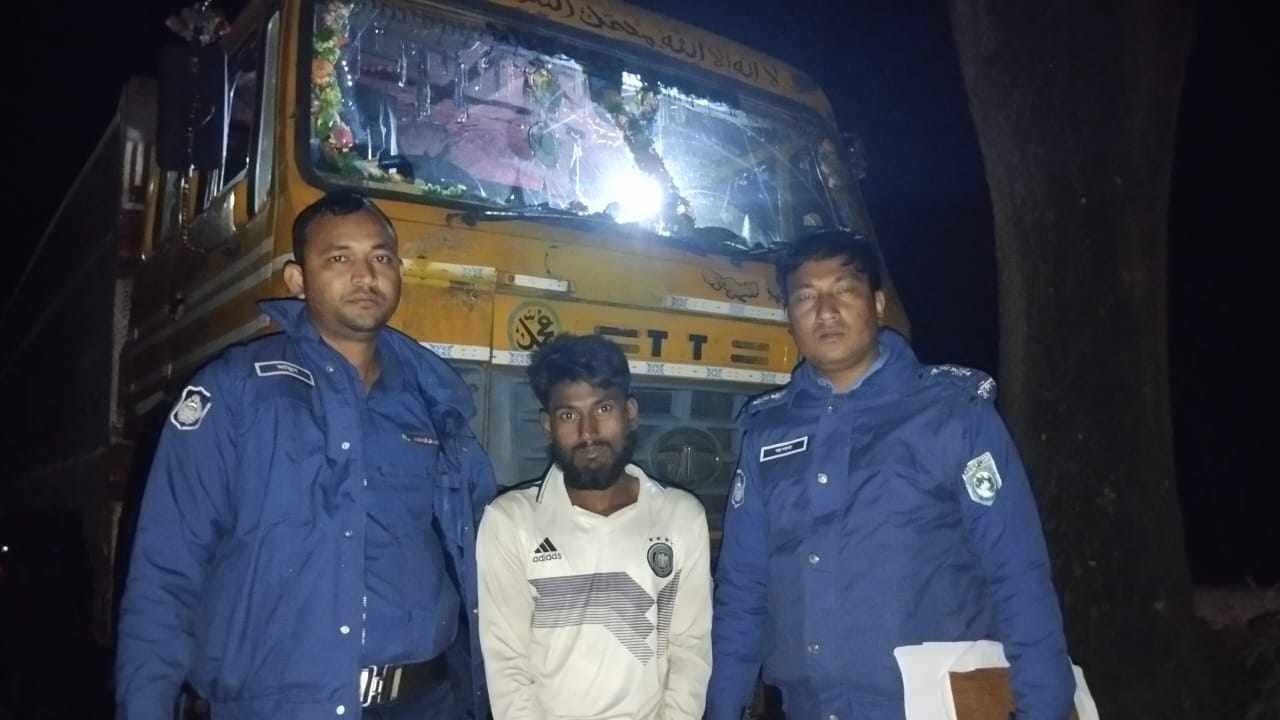 বীরগঞ্জ থানা এলাকা থেকে ট্রাকসহ একজনকে গ্রেপ্তার করেছে পুলিশ। ছবি : কালবেলা