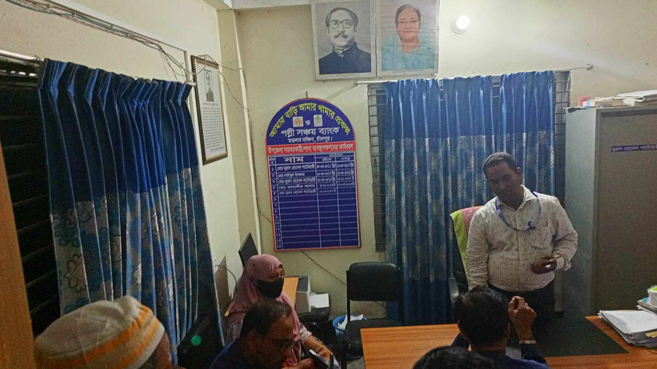 পল্লি সঞ্চয় ব্যাংকের মতলব শাখা ব্যবস্থাপক মুরাদ হোসেন পাটোয়ারীর বিরুদ্ধে অর্থ আত্মসাতের অভিযোগ উঠেছে। ছবি : কালবেলা
