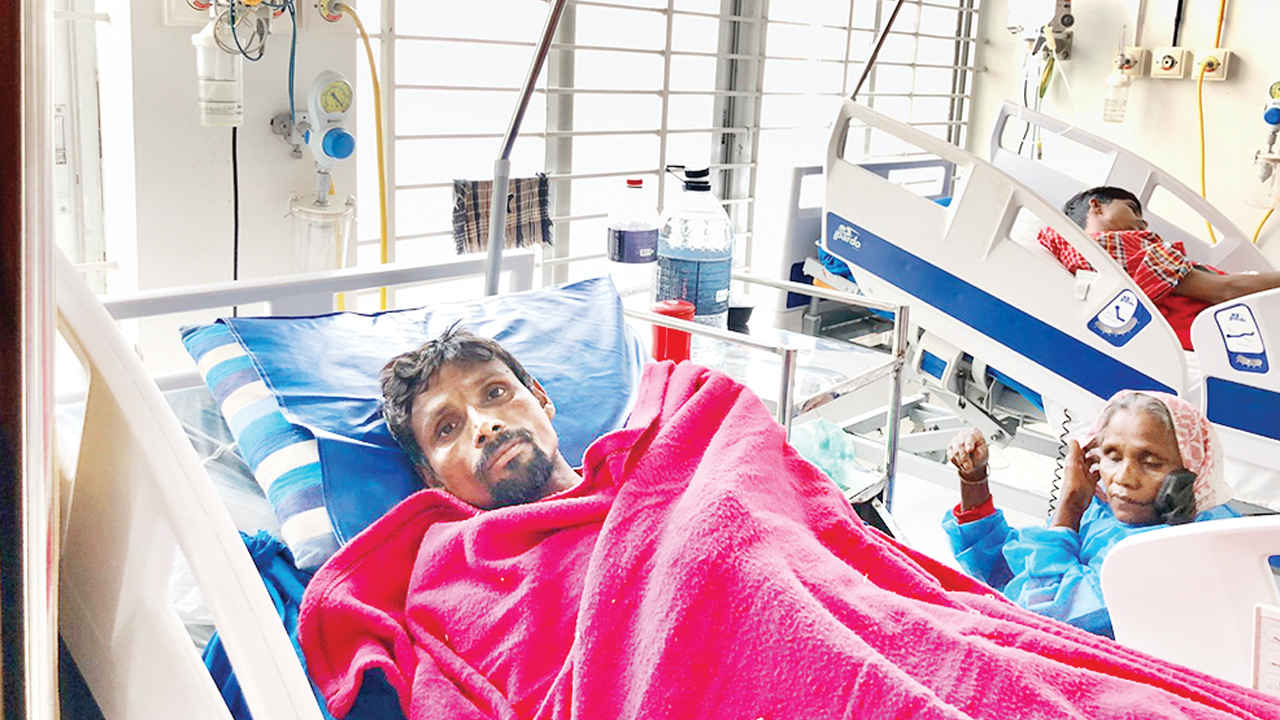 শেখ হাসিনা জাতীয় বার্ন ও প্লাস্টিক সার্জারি ইনস্টিটিউটে চিকিৎসাধীন নাশকতার আগুনে দগ্ধ একজন। ছবি: কালবেলা