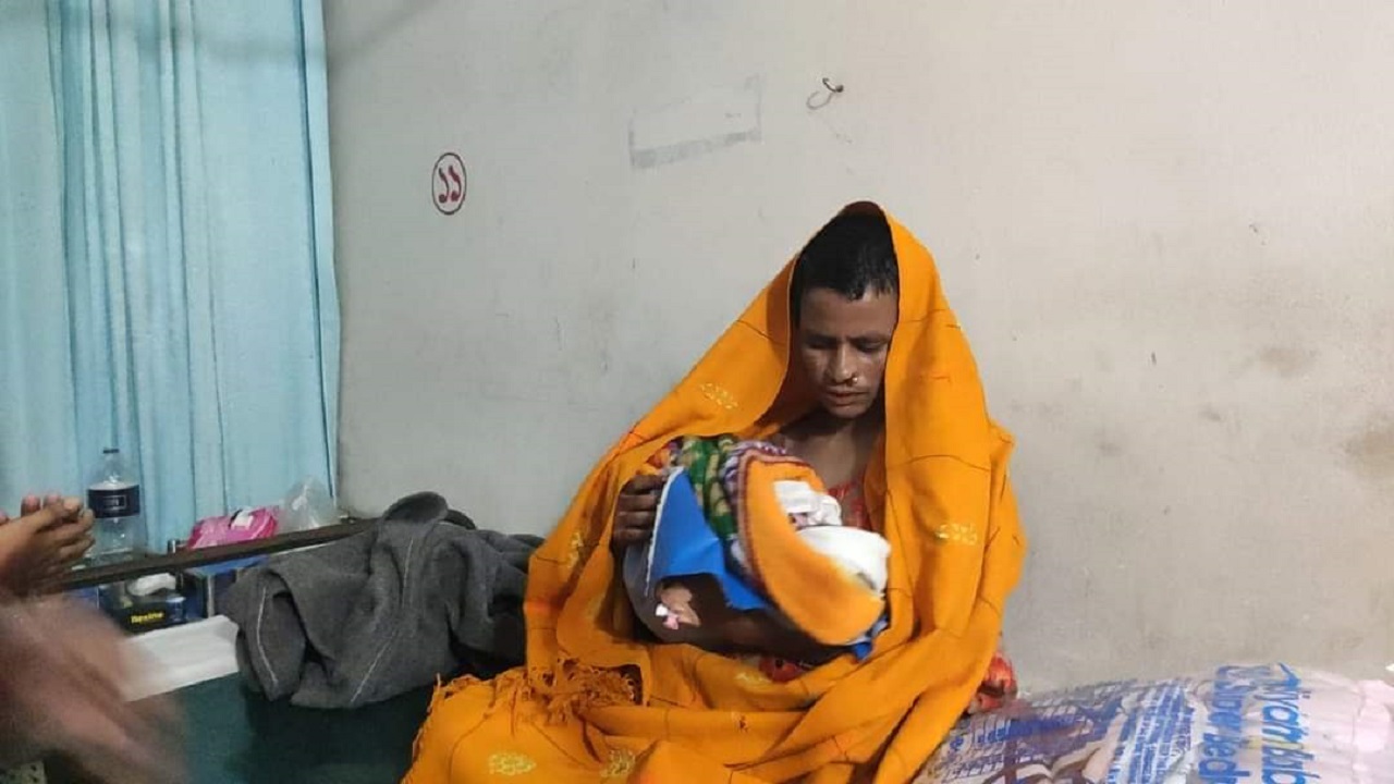 সন্তান কোলে এক ভবঘুরে মা। ছবি : কালবেলা
